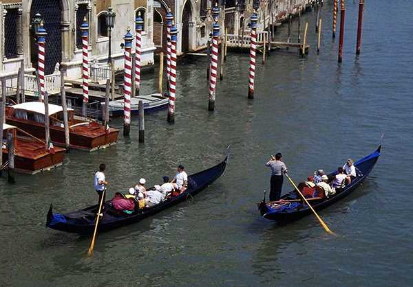 威尼斯小艇人们干什么（威尼斯的小艇是用什么做的）