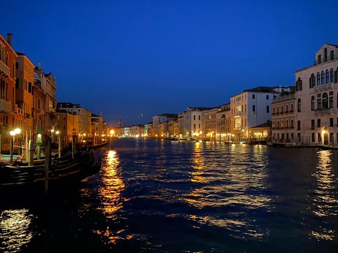 威尼斯之夜与小艇的区别（威尼斯之夜与威尼斯的小艇在表达上有什么相似之处）