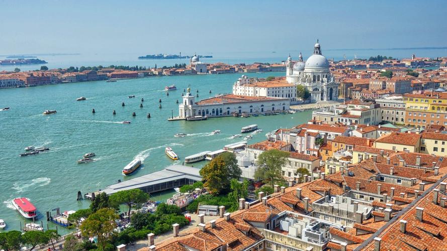 威尼斯被称为水上世界（威尼斯是世界上举世闻名的水上城市）